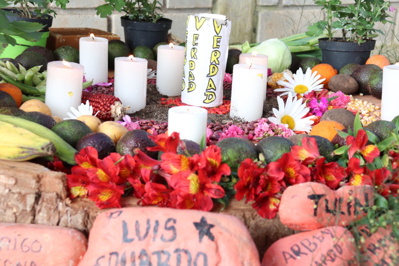 Velas, flores y alimentos para recordar a víctimas del conflicto armado.
