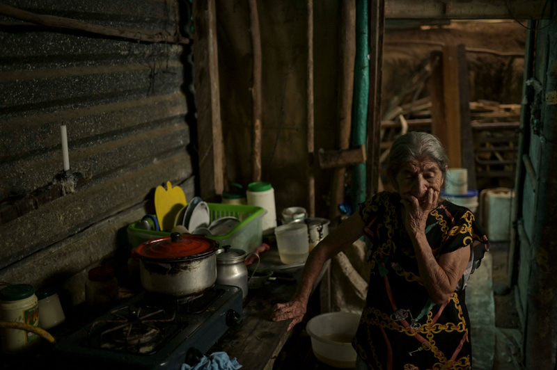 Ericinda tiene 90 años. En el 2003 fue desplazada de Uribe, Meta. Desde entonces vive en un cambuche en un barrio marginal de Villavicencio.