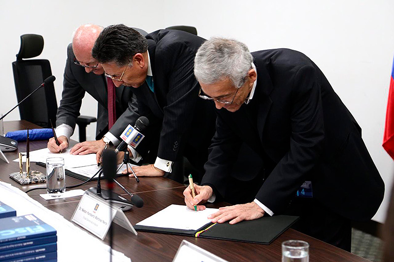 Firma del convenio entre la Comisión de la Verdad y la Fiscalía General de la Nación. 