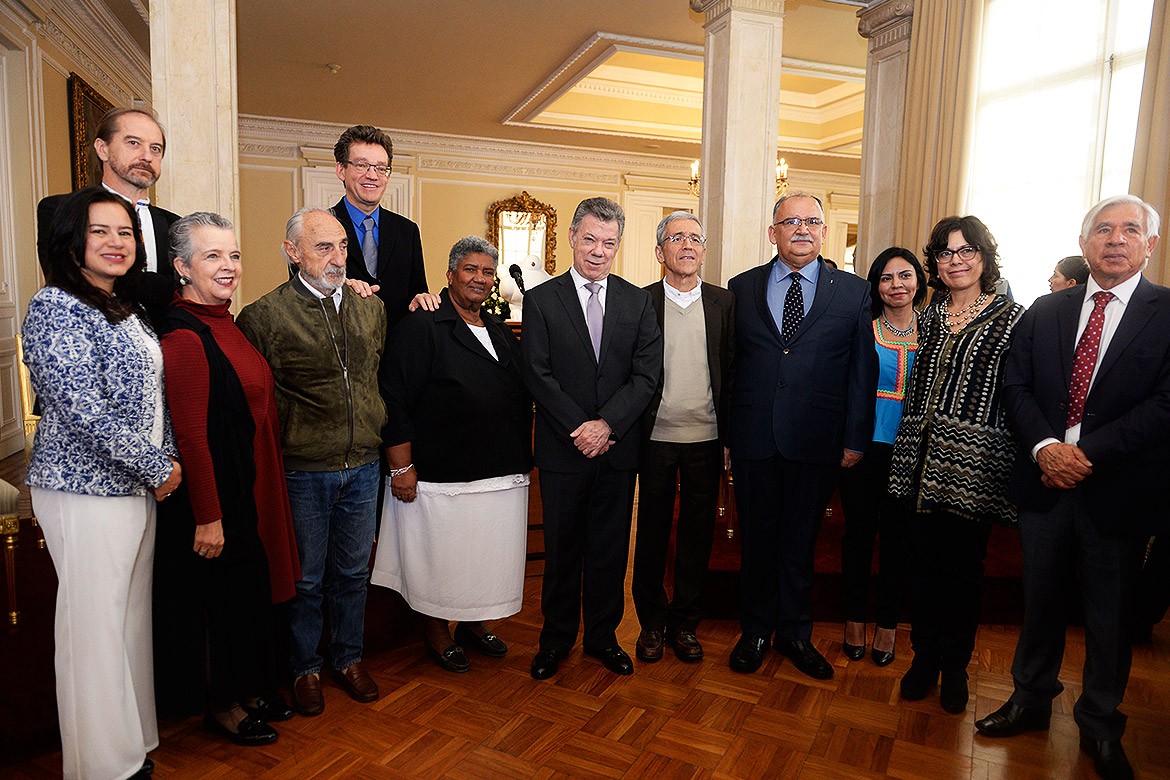 Los once comisionados de la verdad fueron posesionados por el Presidente Juan Manuel Santos