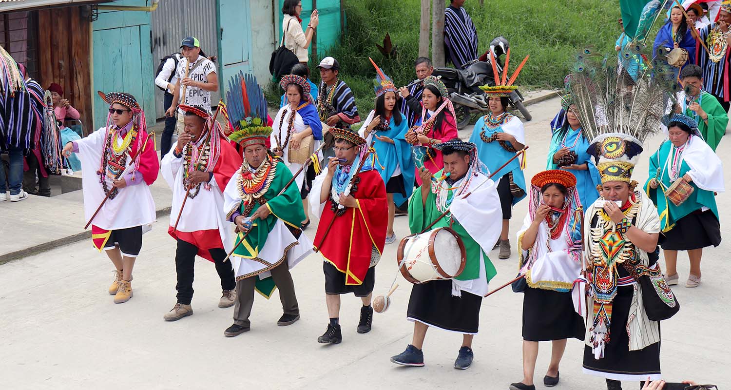 Indígenas inga y kamëntšá marchan con instrumentos y vestuario tradicional en el Día grande del perdón y la reconciliación.