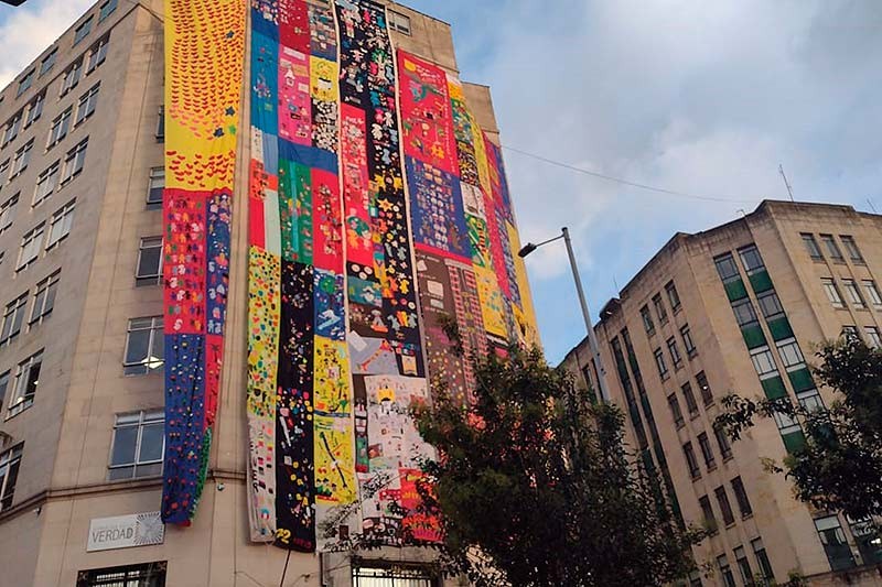 Costureros de la memoria abrazan y arropan la Comisi&oacute;n de la Verdad en el &lsquo;D&iacute;a de las V&iacute;ctimas&rsquo;