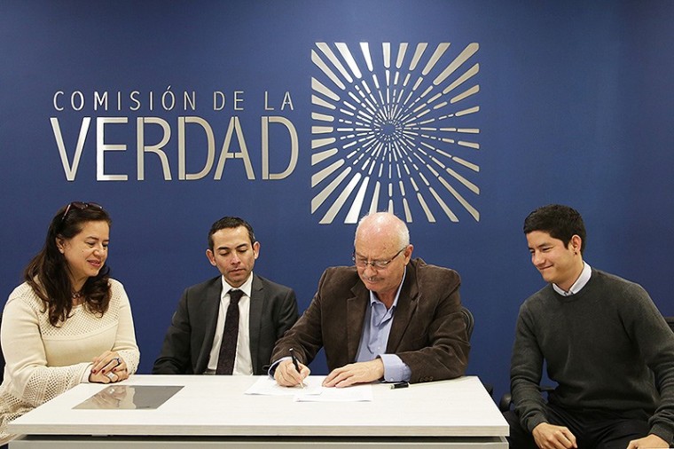 Mauricio Katz, secretario de la Comisi&oacute;n de la Verdad durante la firma del convenio. 