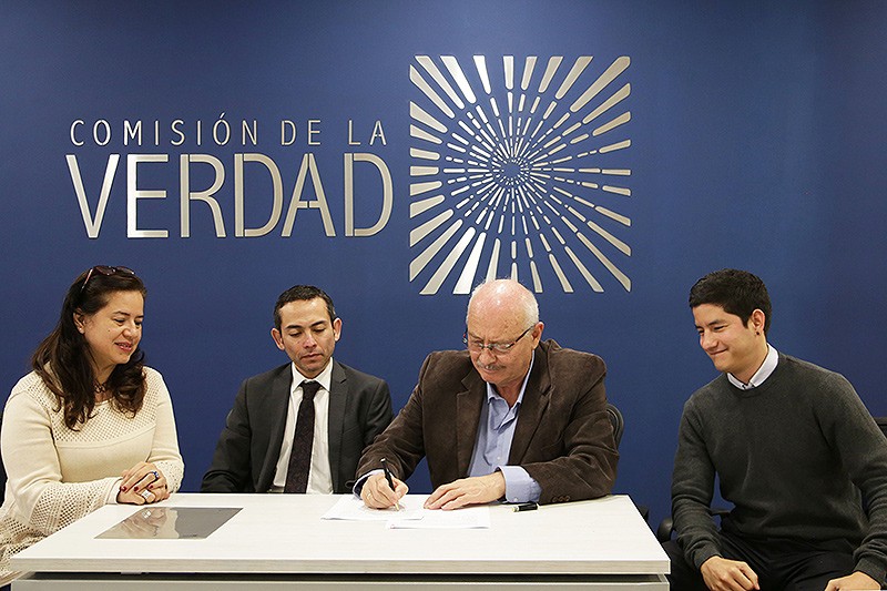 Mauricio Katz, secretario de la Comisi&oacute;n de la Verdad durante la firma del convenio. 