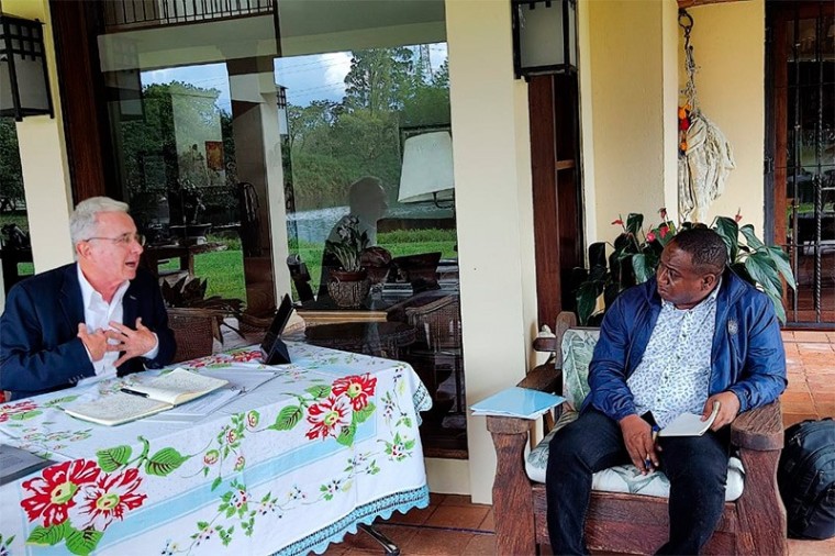 Las reflexiones de Leyner Palacios en el encuentro con &Aacute;lvaro Uribe para entender por qu&eacute; persiste el conflicto 