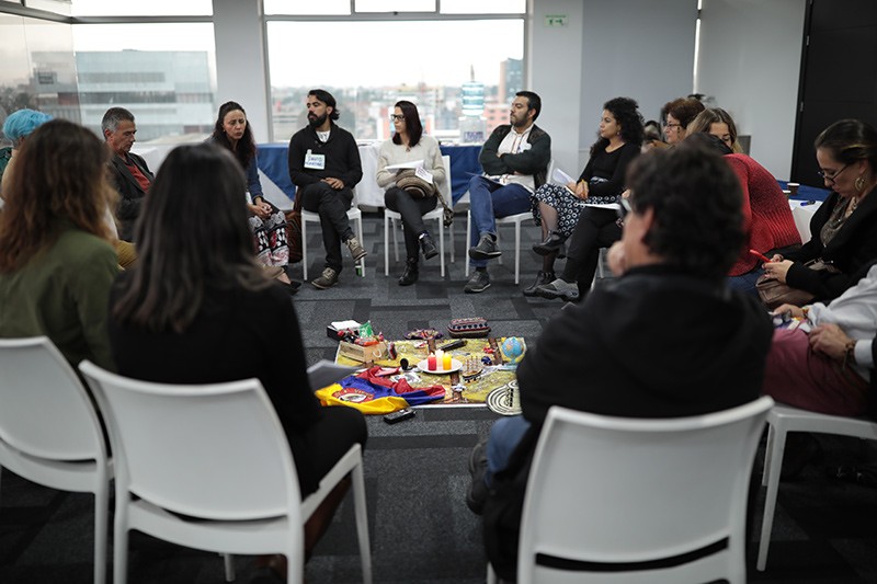 El trabajo de escucha de exiliados colombianos durante el primer a&ntilde;o de la Comisi&oacute;n