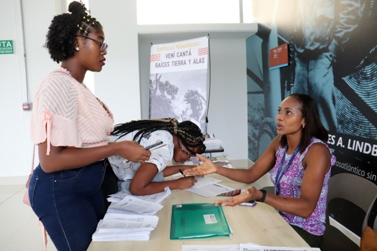 Funcionaria de la territorial Choc&oacute; brinda informaci&oacute;n sobre la Comisi&oacute;n de la Verdad.