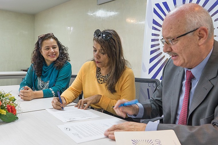 Marina Gallego Zapata, coordinadora nacional de la Ruta Pacífica de las Mujeres y Mauricio Katz García, secretario general de la Comisión de la Verdad firmaron el convenio. 