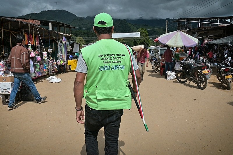 Un joven de la Guardia Campesina de la Zona de Reserva de El Pato-Balsillas recorre la vereda Guayabal. Sin armas, vela por el bienestar de los pobladores.