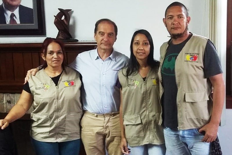 Carlos Martín Beristain reunido con representantes de Ecos por la Memoria, organización de víctimas refugiadas en Costa Rica.
