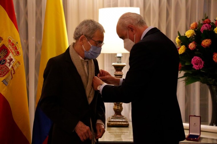 Embajada de Espa&ntilde;a condecor&oacute; a Francisco de Roux por su trabajo en favor de la paz de Colombia