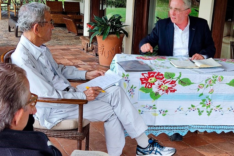 En la búsqueda de la verdad, la Comisión se reunió con el expresidente Álvaro Uribe Vélez