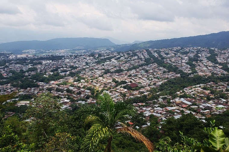 As&iacute; se ve Florencia, Caquet&aacute;, desde el mirador del barrio Las Malvinas. Dos de cada diez habitantes de esta ciudad viven, seg&uacute;n el PNUD, en asentamientos informales. 