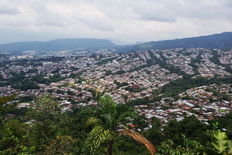 As&iacute; se ve Florencia, Caquet&aacute;, desde el mirador del barrio Las Malvinas. Dos de cada diez habitantes de esta ciudad viven, seg&uacute;n el PNUD, en asentamientos informales. 