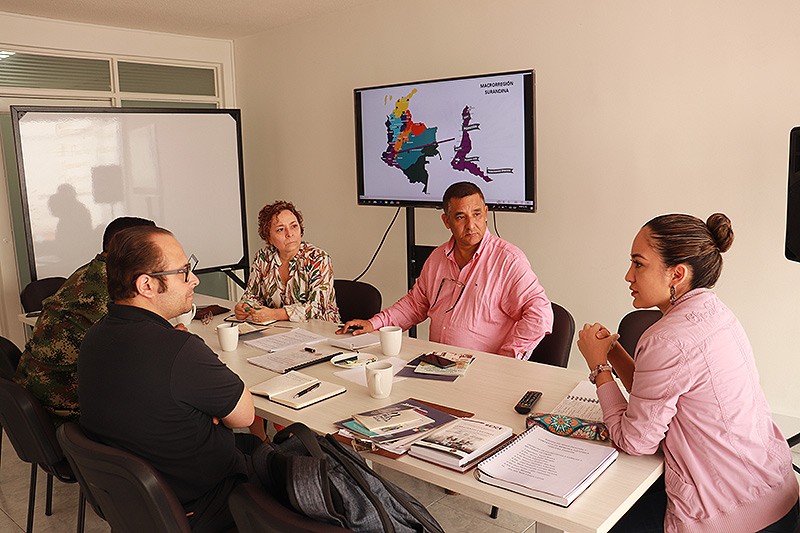 El equipo de la Macrorregion surandina de la Comisión y coordinador del equipo interdisciplinario de Memoria Histórica y Contexto de la Tercera División, William Bedoya Acevedo (arriba a la derecha).)