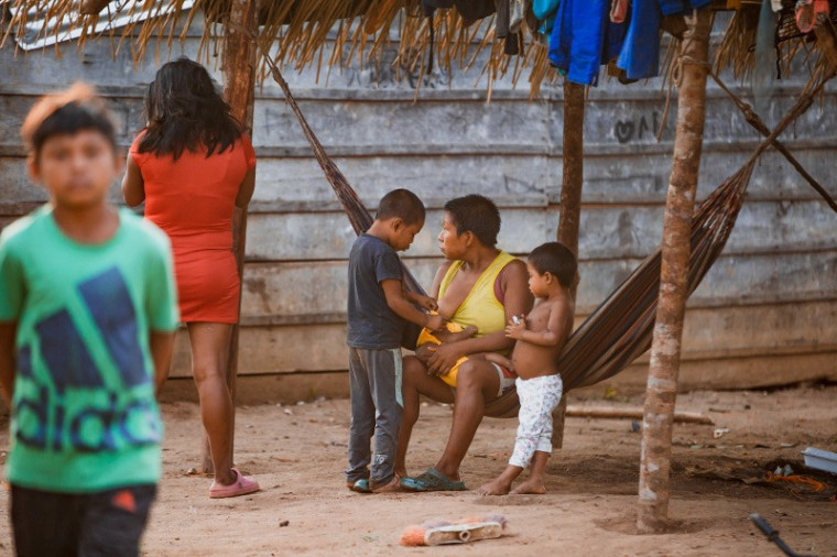 Los nukak son un pueblo nómada, pero, a causa del despojo de sus territorios, se han visto obligados a ubicarse en asentamientos y en ciudades como San José del Guaviare.