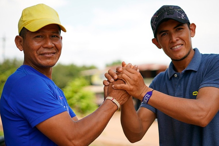 Estrech&oacute;n de manos entre ind&iacute;gena nukak y campesino  