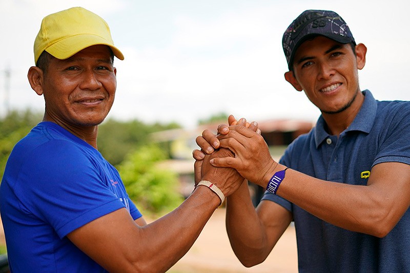 Estrech&oacute;n de manos entre ind&iacute;gena nukak y campesino  