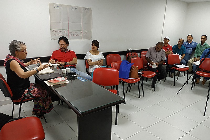 La comisionada Lucía González se reunió con representantes de los sindicatos en el municipio santandereano.