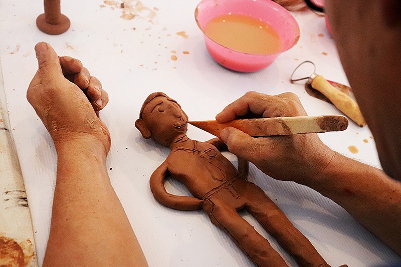 &ldquo;Polvo somos y en polvo nos convertiremos, y por el camino est&aacute; el barro para rehacernos&rdquo;